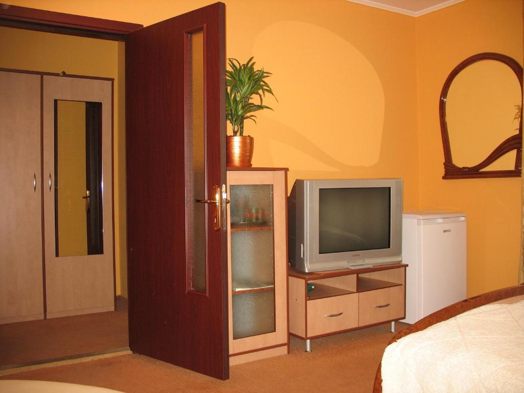 Premier Club Hotel Чернивци Стая снимка