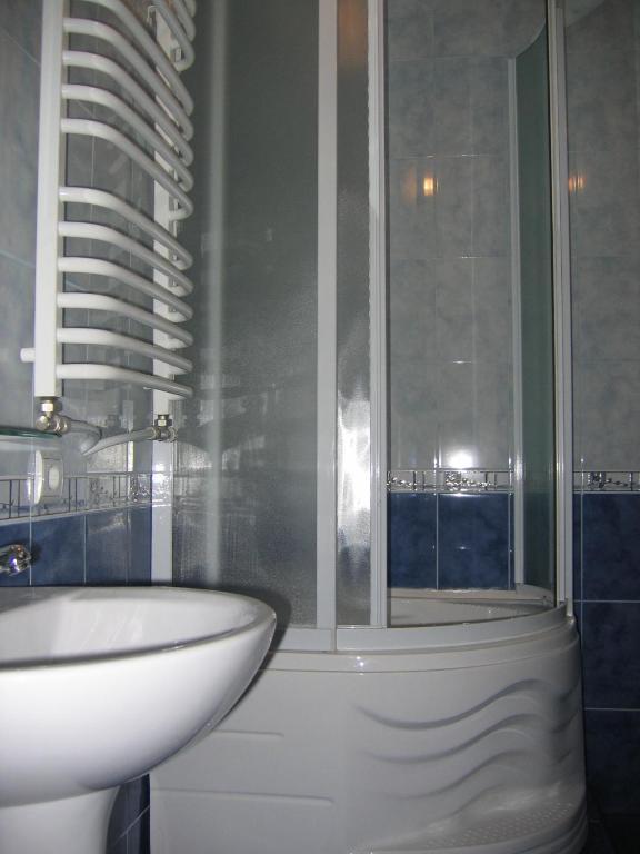 Premier Club Hotel Чернивци Стая снимка